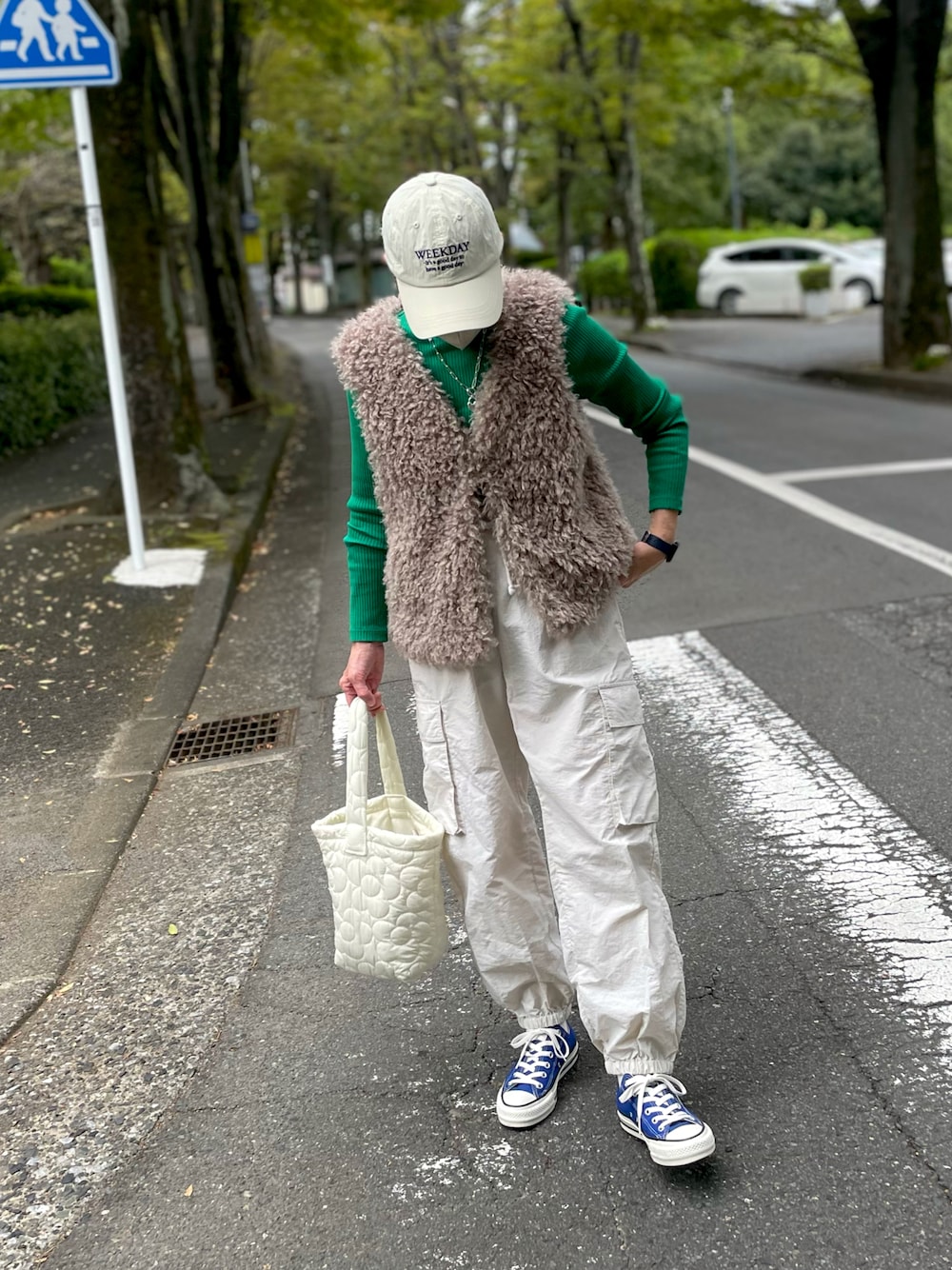 「スニーカー、秋服コーデ、秋のコーデ、ファーベスト、リブT、キャップ、キャップ女子、カーゴパンツ、青コンバース、コンバース、買い物、秋冬コーデ」｜「CONVERSEのALL STAR (R) OX / オールスター　(R)　ＯＸ（スニーカー、ブルー系）」を使った、ゆりさん（レディース・154cm）の秋コーディネートの1枚目の写真
