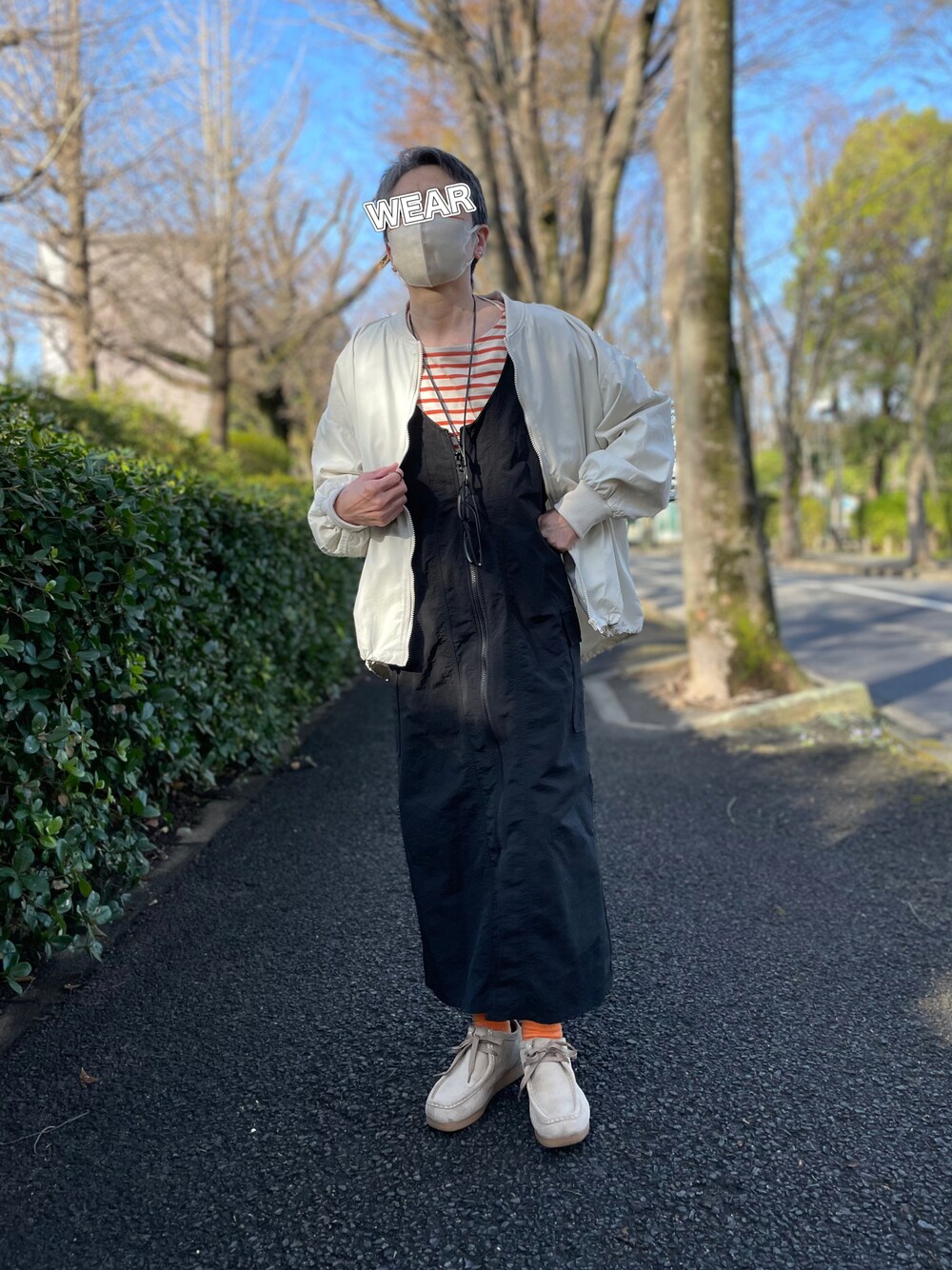 「ハーフジップ、春服デビュー宣言、ジップジャンパースカート、ボーダーTシャツ、休日スタイル、ジップブルゾン」｜「Auntie Rosa Holidayのナイロンフィッシングジャンスカ（ジャンパースカート、ブラック系）」を使った、ゆりさん（レディース・154cm）の春コーディネートの1枚目の写真