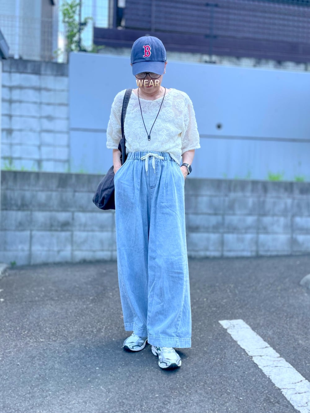 「夏ルックで気分アップ、デニム、サングラス、キャップ女子、接触冷感パンツ、メッシュTシャツ、トートバッグ、スニーカー、MIZUNO、MIZUNO MXR」｜「CIAOPANIC TYPYの【低身長・高身長対応/サイズ展開あり】【新色追加】柔らかワイドイージーデニム（デニムパンツ、ブルー系）」を使った、ゆりさん（レディース・154cm）の夏コーディネートの1枚目の写真