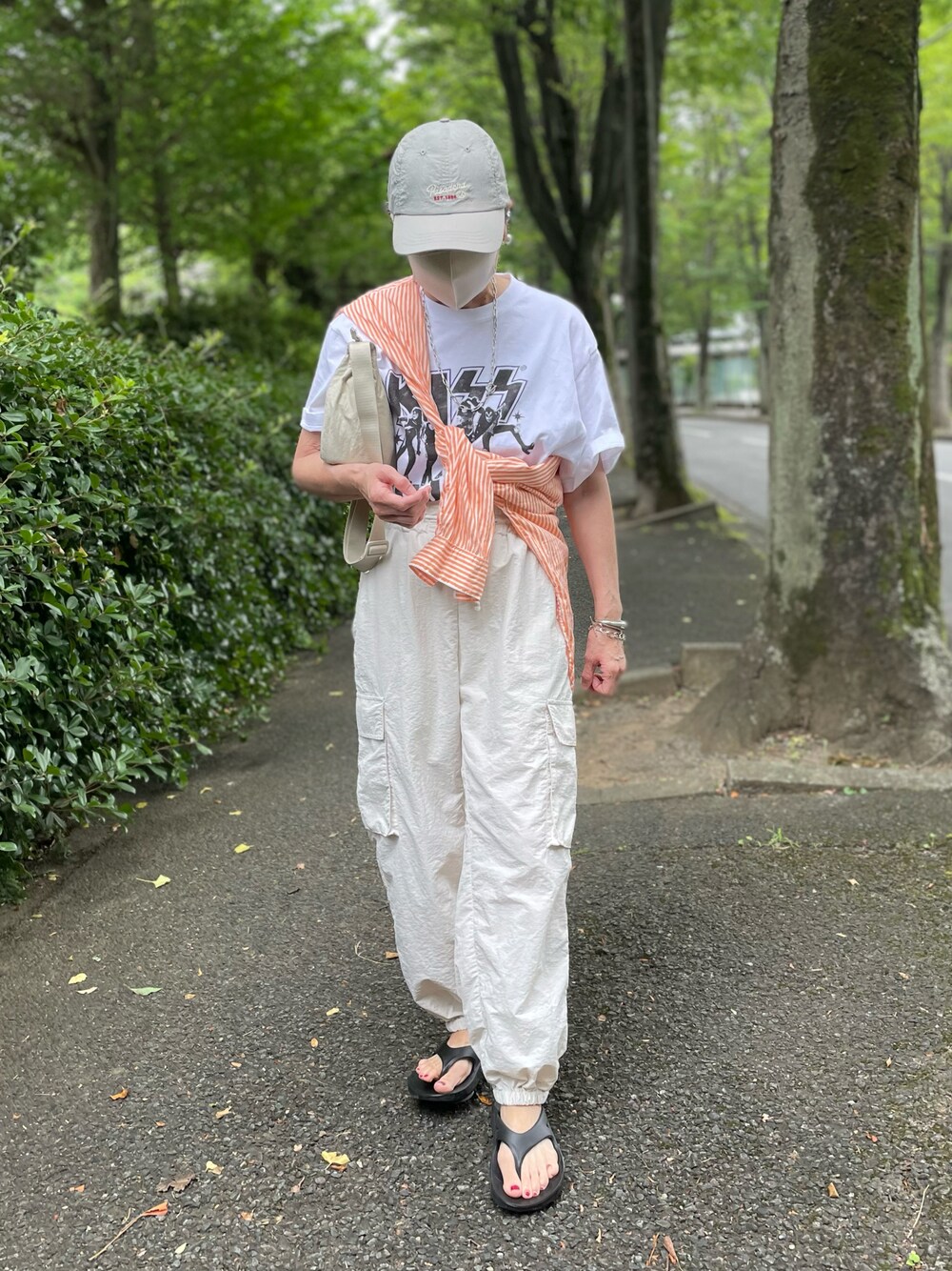 「ロックT、プリントT、キャップ、ストライプシャツ、バングル、チェーンネックレス、チェーンブレス、カーゴパンツ、ショルダーバッグ、ユニクロ、ビーチサンダル、シアートップス、休日スタイル、バックプリント、みんなの白Tフェス」｜「CIAOPANIC TYPYのアソートバンドTシャツ（Tシャツ/カットソー、ホワイト系）」を使った、ゆりさん（レディース・154cm）の夏コーディネートの1枚目の写真