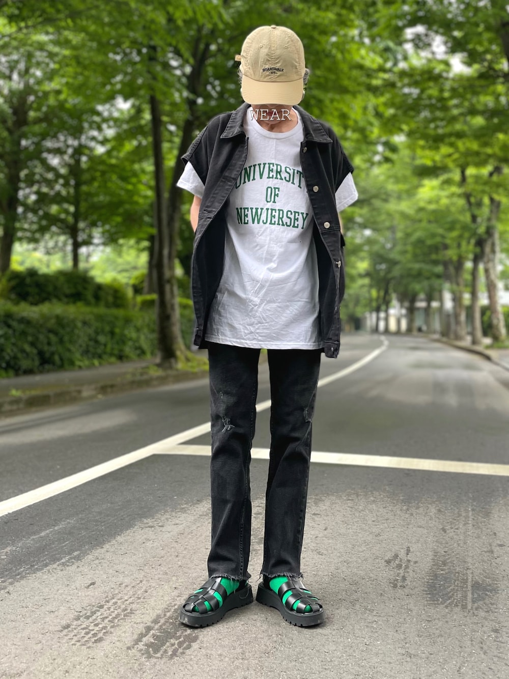 「グルカサンダル、大人カジュアル、ロゴT、カレッジロゴ、デニムジャケット、デニムベスト、デニムオンデニム、ダメージデニム、ダメージデニムパンツ、カラーソックス、グリーン、キャップ、セットアップ、サンダル×靴下」｜「ANGIEのGILDANカレッジロゴオーバーサイズTシャツ（半袖）（Tシャツ/カットソー、ホワイト系）」を使った、ゆりさん（レディース・154cm）の春コーディネートの1枚目の写真