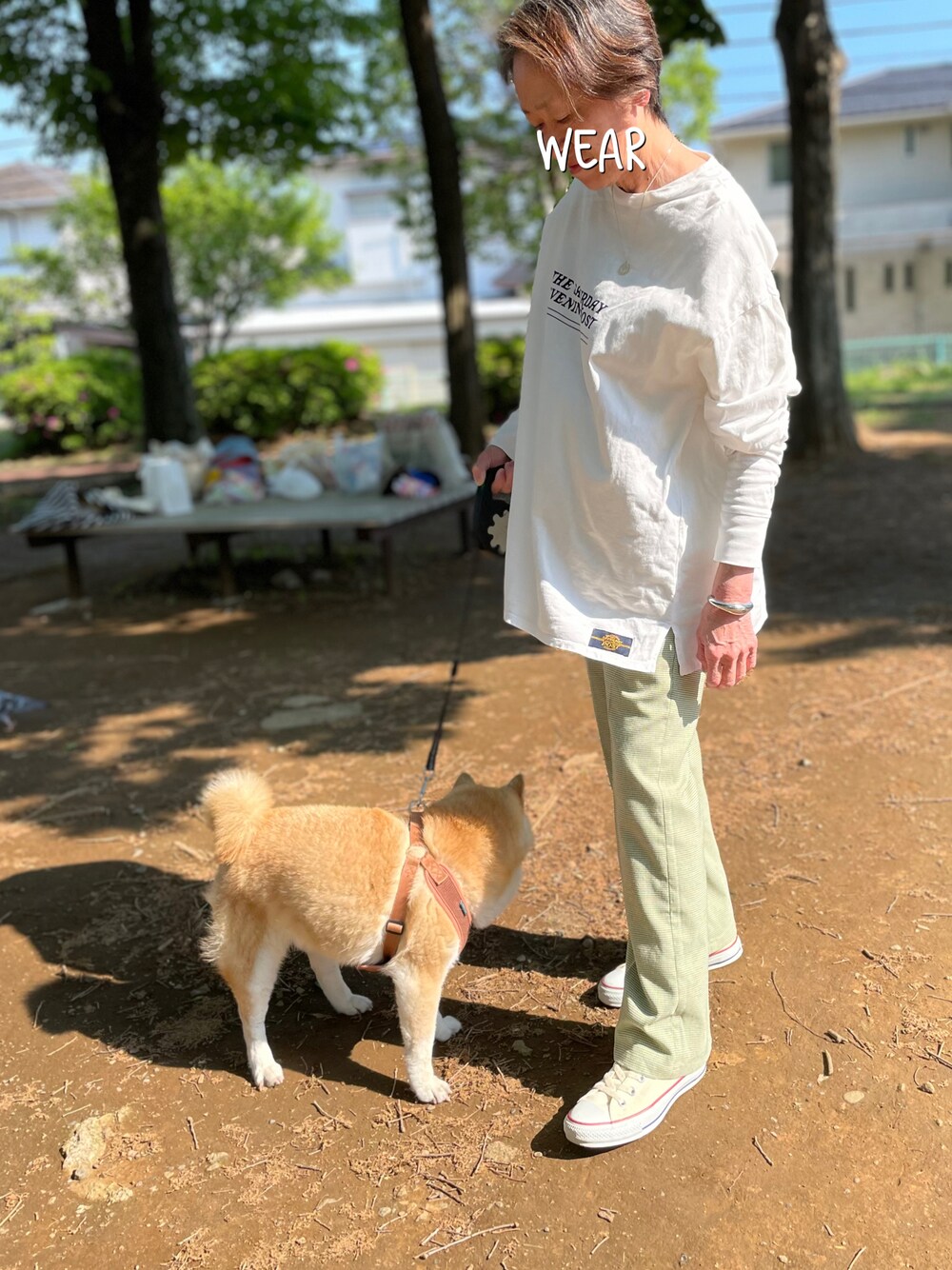 「ごきげんウィーク、グリーン、ミリタリー、ベスト、お散歩コーデ、チェックパンツ、フレアパンツ、バックプリント、プリントT、ロゴT、ハイカツトスニーカー、キャップ、コンバース」｜「ISOOKのミリタリーベスト（ベスト、グリーン系）」を使った、ゆりさん（レディース・154cm）の春コーディネートの1枚目の写真