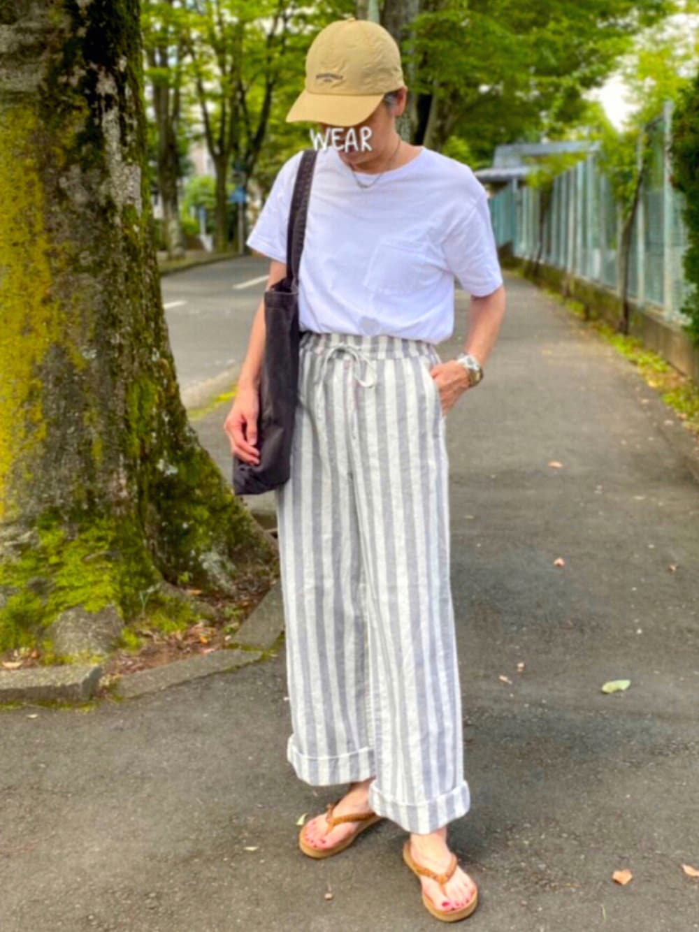 「大人カジュアル、休日スタイル、ストライプワイドパンツ、白Tシャツ、ショルダーバッグ、ミネトンカ、ビーチサンダル、パジャマスタイル、夏だ！Tシャツ着よう！、キャップ」｜「HANESの【HANES/ヘインズ】ＪＡＰＡＮ　ＦＩＴ　ＣＲＥＷ/ジャパンフィット/2P/パックTシャツ　無地（Tシャツ/カットソー、ホワイト系）」を使った、ゆりさん（レディース・154cm）の夏コーディネートの1枚目の写真