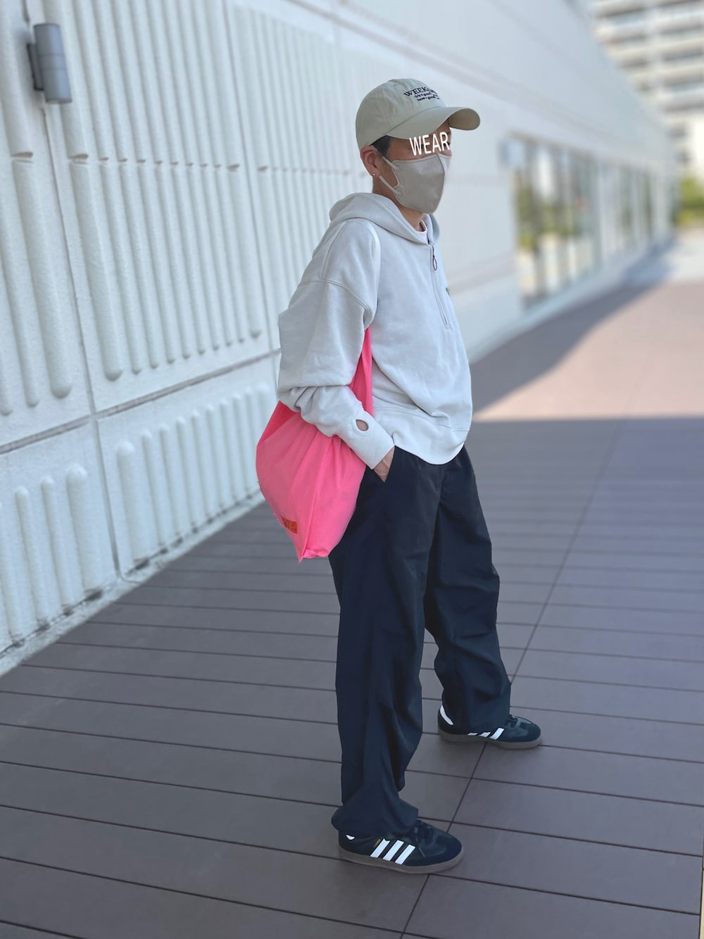 「トートバッグ、春カラー、春のおしゃ見えテクニック、オトナカジュアル、ピンク、エコバッグ、キャップ、パーカー、ハーフジップ、パラシュートパンツ、ユニクロ、adidas samba、スニーカー、メンズライク」｜「Ocean&GroundのカラーストラップトートBAG（トートバッグ、ピンク系）」を使った、ゆりさん（レディース・154cm）の春コーディネートの1枚目の写真
