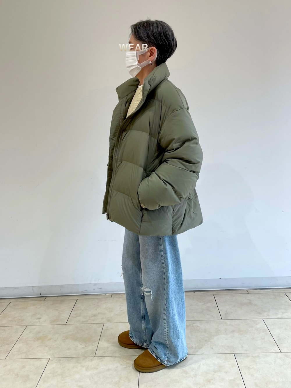 「デニム、デニムパンツ、ダメージデニム、ダウンジャケット、ユニクロダウン、ケーブルニット、トートバッグ、ムートンブーツ、レイヤードスタイル、ブラックフライデー」｜「UNIQLOの9990円パウダーソフトダウン🥝（ダウンジャケット/コート、グリーン系）」を使った、ゆりさん（レディース・154cm）の秋コーディネートの1枚目の写真