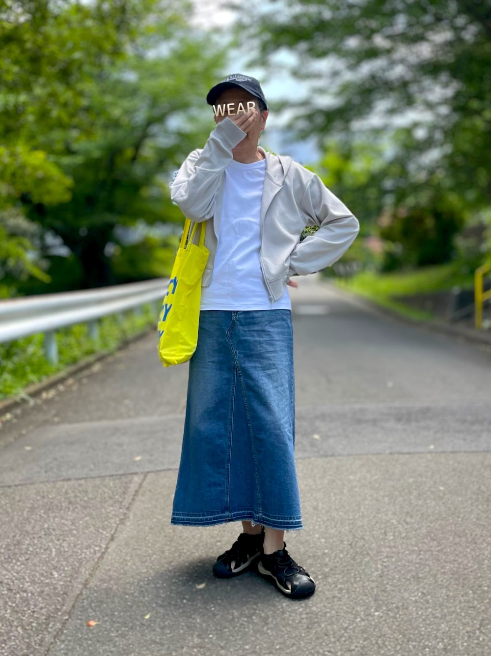 「最近のいい感じコーデ、GUコーデ、UVカットフルジップパーカー、パーカー、Tシャツ、白Tシャツ、キャップ女子、トートバッグ、デニムスカート、スポーツサンダル、サムホール、買い物コーデ」｜「GUの1990円（パーカー、グレー系）」を使った、ゆりさん（レディース・154cm）の春コーディネートの1枚目の写真