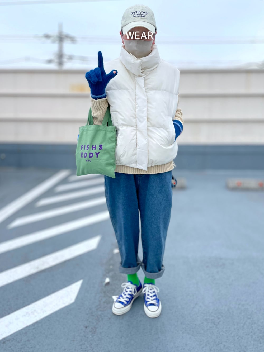 「ニット、冬を彩る色いろコーデ、ダウンベスト、キャップ、オーバーオール、ケーブルニット、手袋、ロゴトート、ミニバッグ、ファミマ靴下、コンバース、ボーイズライク、オーバーオールLOVEの会」｜「LAKOLEの3ゲージパッチケーブルプルオーバー / 988975（ニット/セーター、ベージュ系）」を使った、ゆりさん（レディース・154cm）の冬コーディネートの1枚目の写真