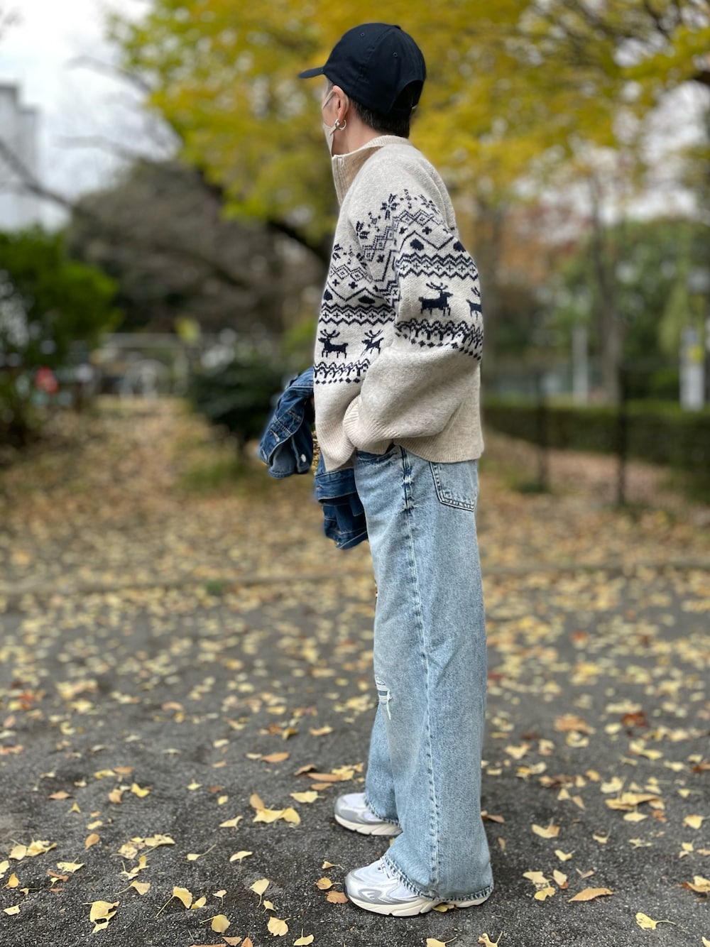 「秋コーデ、ノルディック柄、ハーフジップ、ニット、キャップ、ダメージデニムパンツ、デニムジャケット、スニーカー、ニューバランス725、デニム」｜「しまむらの2200円（ニット/セーター、ブルー系）」を使った、ゆりさん（レディース・154cm）の秋コーディネートの1枚目の写真