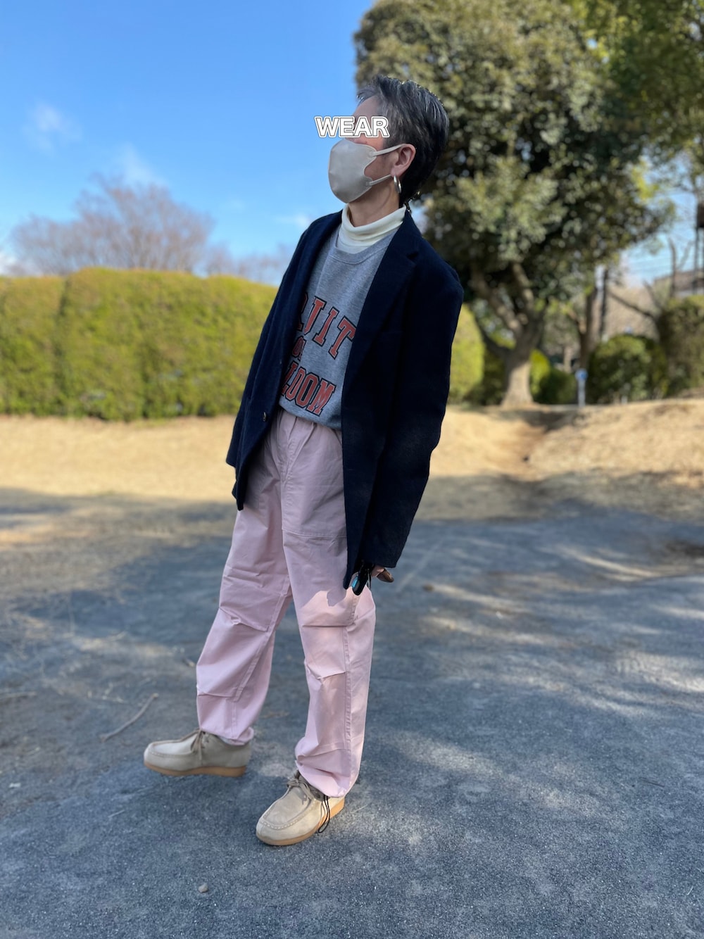 「ほめられ本命コーデ、春色、ピンク、カーゴパンツ、ロゴスウェット、ブレザー、コンブレ、スウェードシューズ、モカシン、ワラビー」｜「feepurのスピンドルベイカージョガーパンツ（カーゴパンツ、ピンク系）」を使った、ゆりさん（レディース・154cm）の冬コーディネートの1枚目の写真