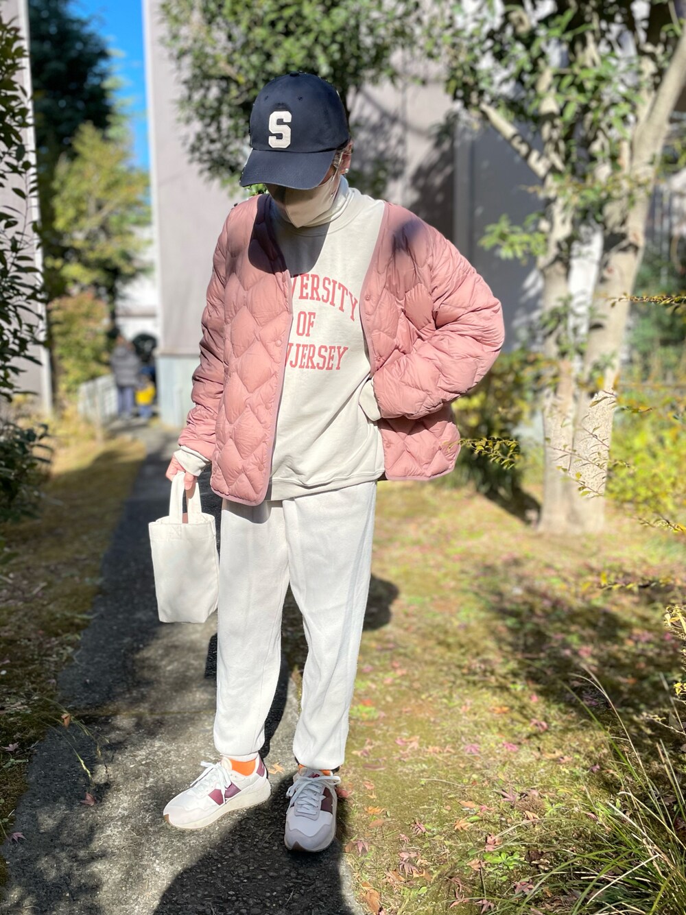 「ロゴスウェット、休日スタイル、オトナカジュアル、ダウンジャケット、UNIQLO、キャップ、ジョガーパンツ、ミニトート、ニューバランス」｜「CANAL JEANのCANAL JEAN×smileyranna ロゴCAP（キャップ、ブルー系）」を使った、ゆりさん（レディース・154cm）の冬コーディネートの1枚目の写真