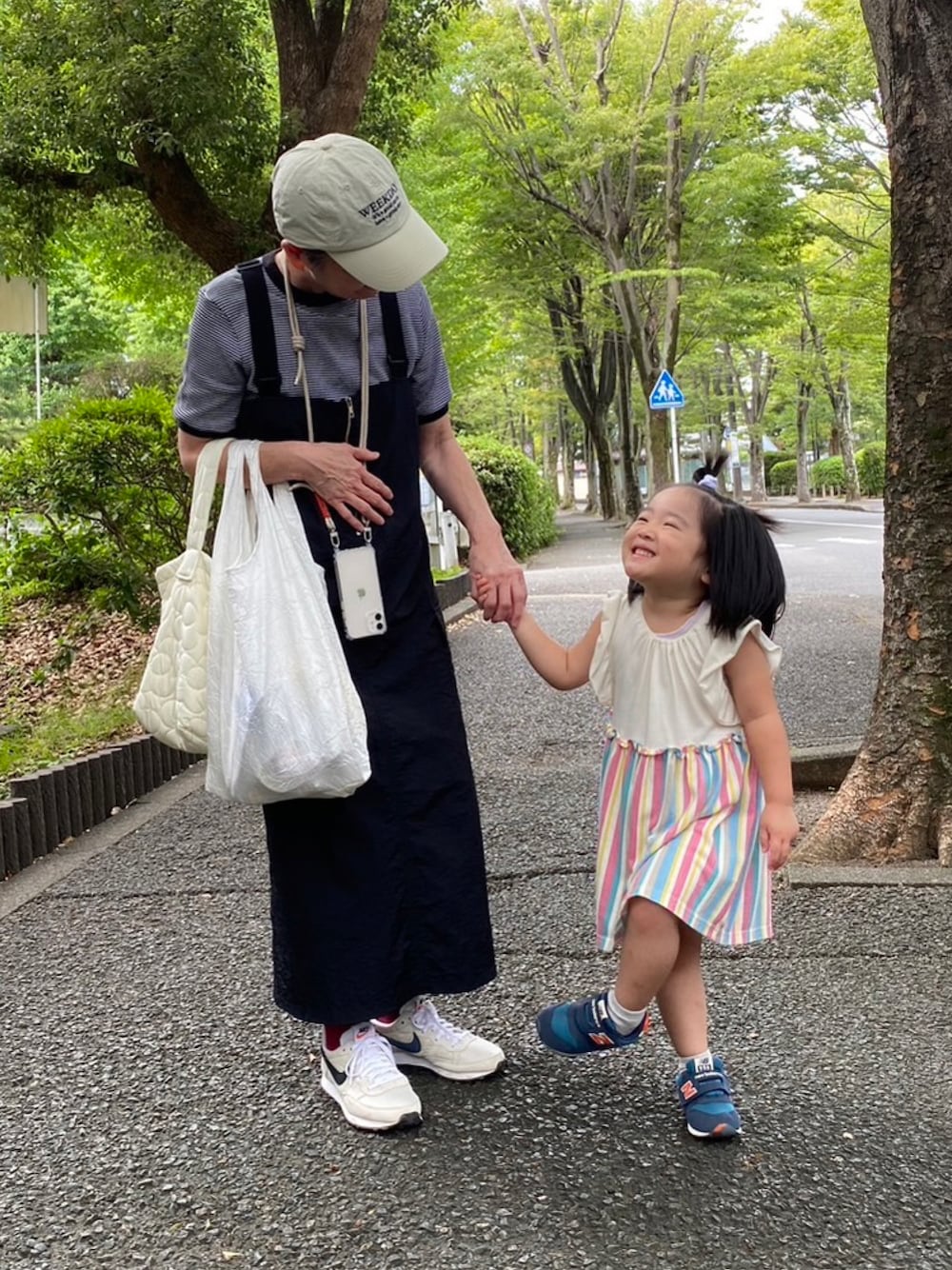 「ハーフジップ、秋服準備はじめました、リンクコーデ、スニーカーコーデ、ジャンパースカート、キャップ女子、スマホショルダー、ボーダーTシャツ、リンガーTシャツ、リンガーT、カラフルワンピース、NIKE、スニーカー、ニューバランス」｜「Rejouleのミリタリージャンパースカート(裏地付き)（ジャンパースカート、ブラック系）」を使った、ゆりさん（レディース・154cm）の秋コーディネートの1枚目の写真