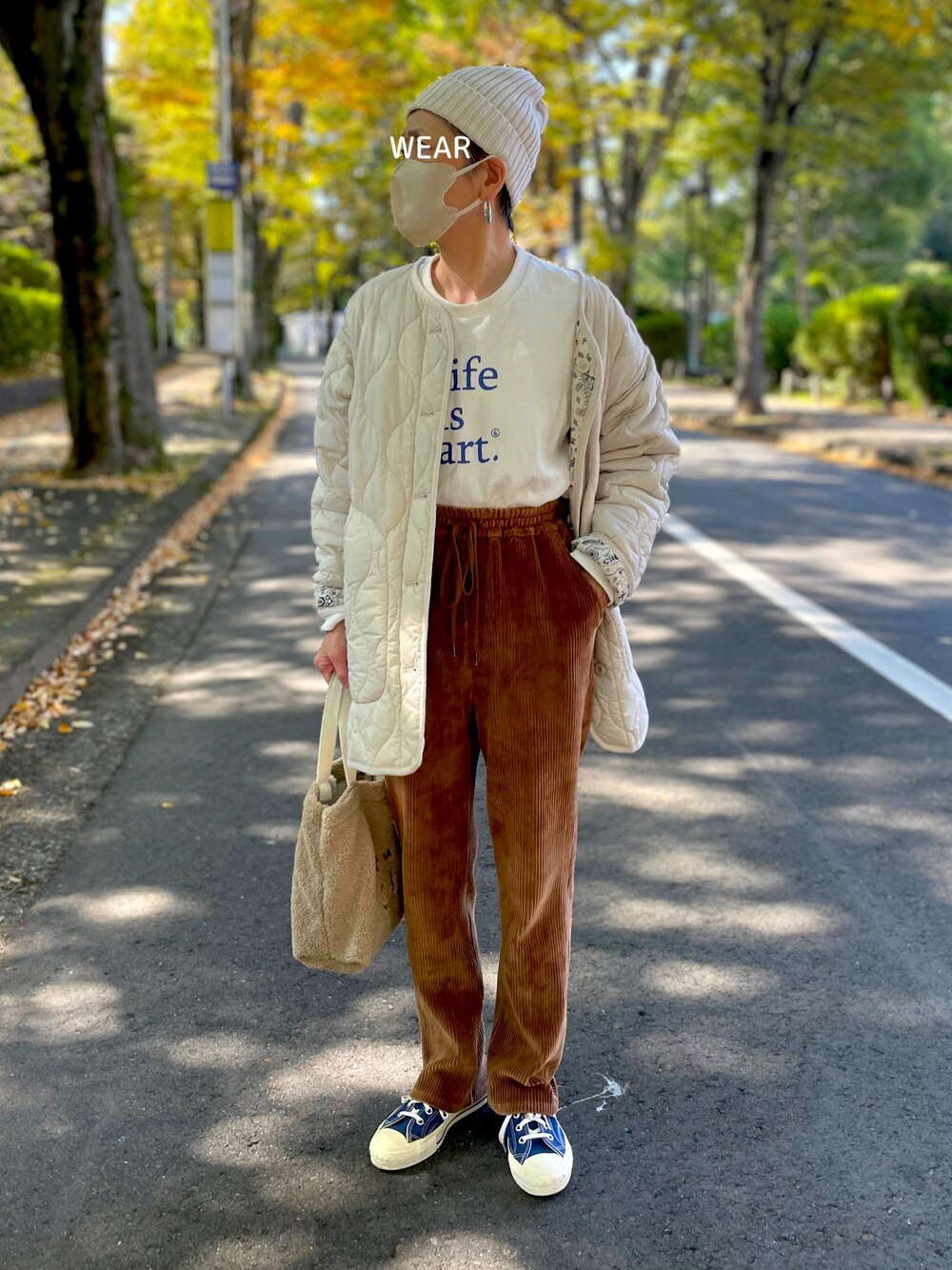 「ニット帽、休日コーデ、WEARハロウィン2022、キルティングジャケット、リバーシブル、コーデュロイパンツ、ロゴT、アンティカ(antiqua)、ブルー、コンバース、スニーカー」｜「E hyphen world galleryのアイテム（ニットキャップ/ビーニー、ベージュ系）」を使った、ゆりさん（レディース・154cm）の秋コーディネートの1枚目の写真