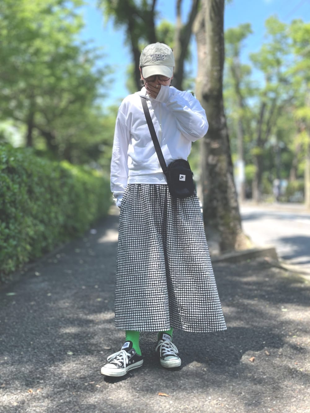 「やっぱり帽子が好き、モノトーン、キャップ女子、サングラス、めがね、白Tシャツ、UVカット、パーカー、レイヤード、ギンガムチェック、スカート、ボディバッグ、サムホール、カラーソックス、ファミマ靴下」｜「CONVERSEの《CONVERSE》NEXTAR110 OX コンバース ネクスター１１０ ＯＸ（スニーカー、ブラック系）」を使った、ゆりさん（レディース・154cm）の夏コーディネートの1枚目の写真