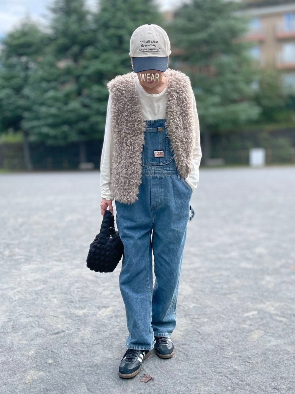 「ベスト、シャギーベスト、オーバーオール、オーバーオールLOVEの会、キャップ、シアートップス、シアーTシャツ、ポップコーンバッグ、スニーカー、adidas samba、秋っぽコーデ更新中」｜「GLOBAL WORKのキッズ140  2970円（ベスト、ブラウン系）」を使った、ゆりさん（レディース・154cm）の秋コーディネートの1枚目の写真