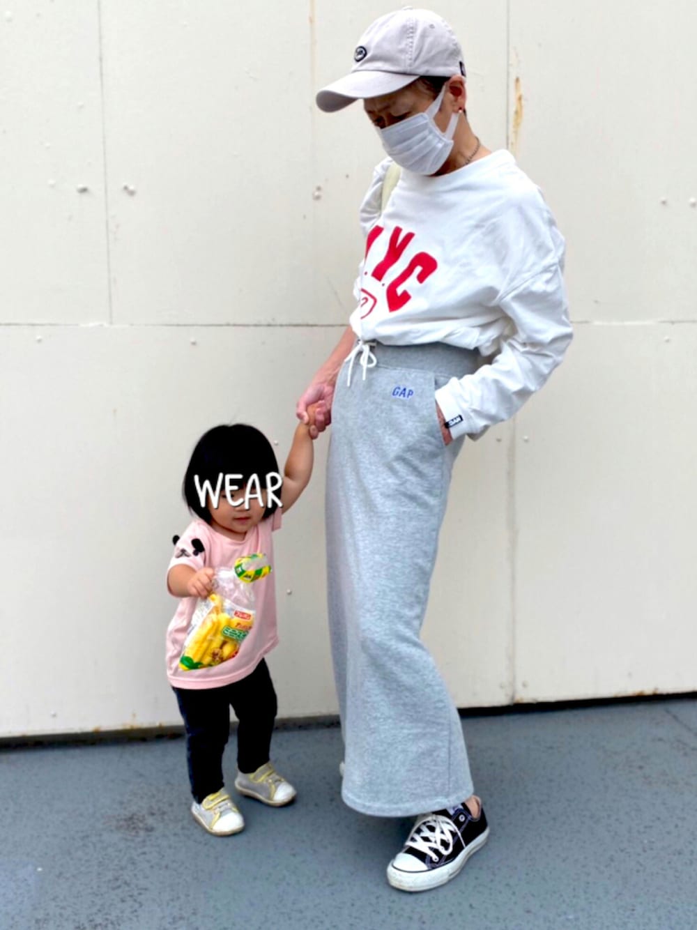 「コンバース、スウェットスカート、カジュアルコーデ、ローリーズファーム(LOWRYS FARM)、カレッジTシャツ、まごババリンク」｜「LOWRYS FARMのＮＹＣフロントプリントロンＴ　939600（Tシャツ/カットソー、ホワイト系）」を使った、ゆりさん（レディース・154cm）の秋コーディネートの1枚目の写真