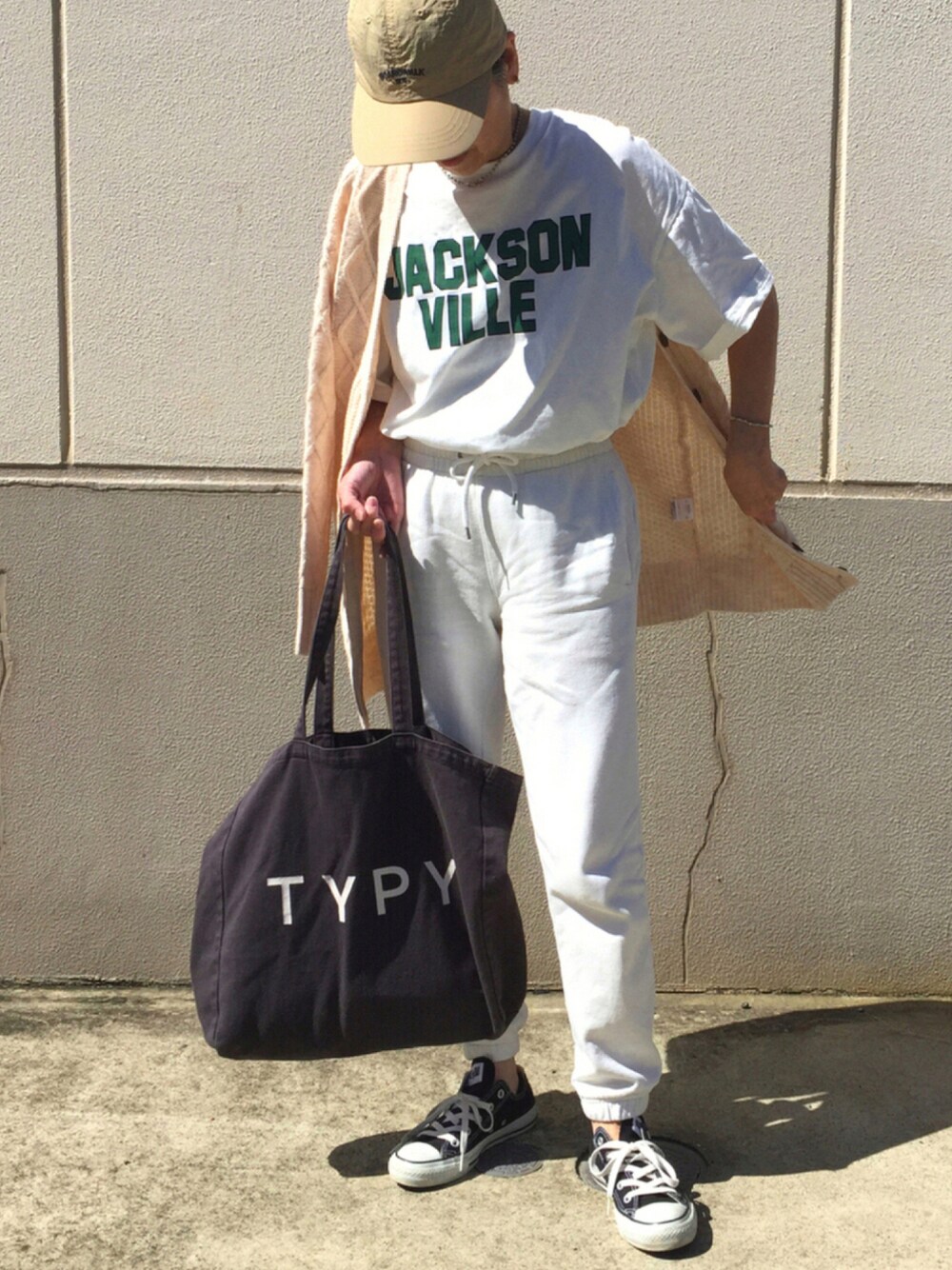 「カーディガン、コンバース、ロゴT、ショルダーバッグ、ケーブルニット、カレッジTEE、ラブアンドピース2021」｜「Auntie Rosa HolidayのビッグカレッジロゴプリントTシャツ（Tシャツ/カットソー、ホワイト系）」を使った、ゆりさん（レディース・154cm）の秋コーディネートの1枚目の写真