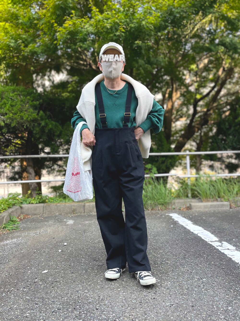 「重ね着ベストシーズン、カジュアルコーデ、サロペット、ニット、キャップ女子、キャップ、肩がけ、エコバッグ、ワッフルニット、ハーフジップ、コンバース」｜「CORNERSのCORNERS by yui ハイウエストツイルサロペット（サロペット/オーバーオール、ブラック系）」を使った、ゆりさん（レディース・154cm）の秋コーディネートの1枚目の写真