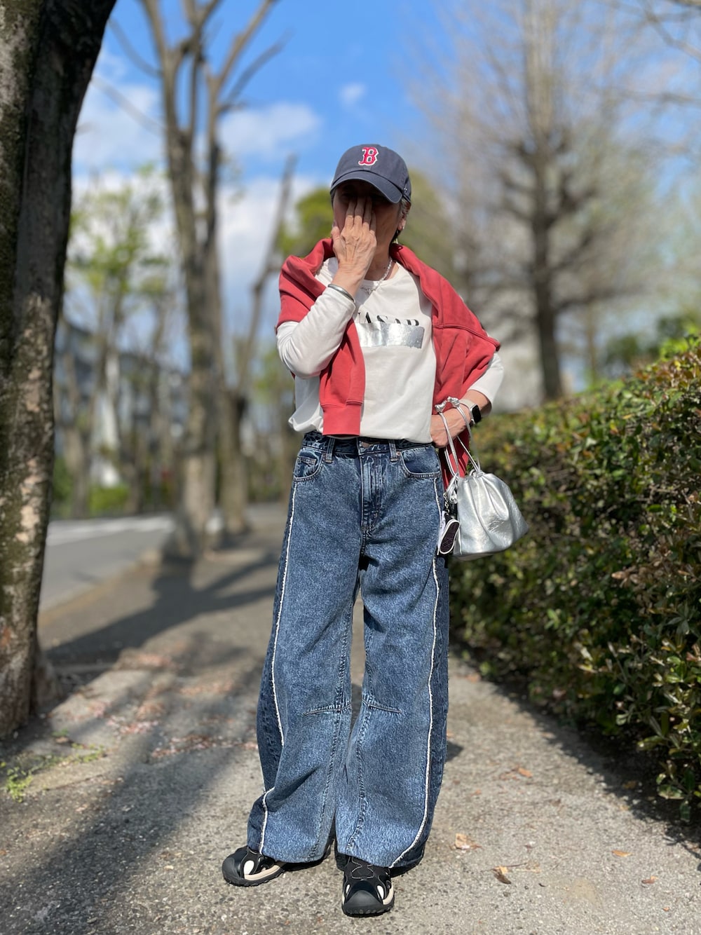 「春めき満開コーデ、ラインデニム、ツートンデニム、バレルレッグジーンズ、プリントT、キャップ女子、肩がけ、巾着バッグ、トリコロールカラー、スポーツサンダル、スニーカーサンダル」｜「GUのアイテム（デニムパンツ、ブルー系）」を使った、ゆりさん（レディース・154cm）の春コーディネートの1枚目の写真
