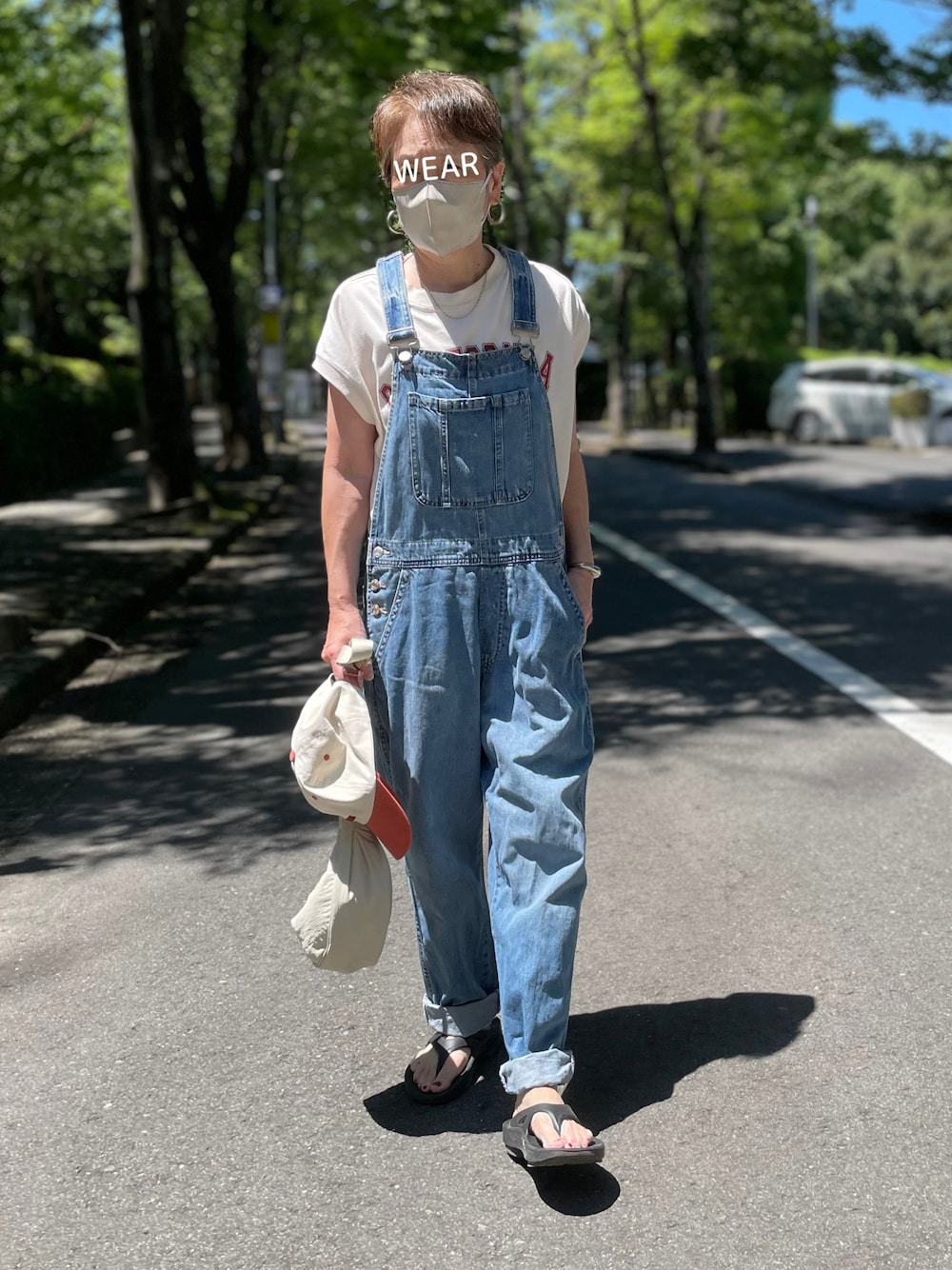「デニム、みんなの白Tフェス、オーバーオール、オーバーオールLOVEの会、ロゴT、キャップ、ノースリーブ、フレンチスリーブ、夏ファッション、ショルダーバッグ、ユニクロ、バングル、ビーチサンダル、メンズライク、休日コーデ」｜「GAPのデニムオーバーオール（サロペット/オーバーオール、ブルー系）」を使った、ゆりさん（レディース・154cm）の夏コーディネートの1枚目の写真