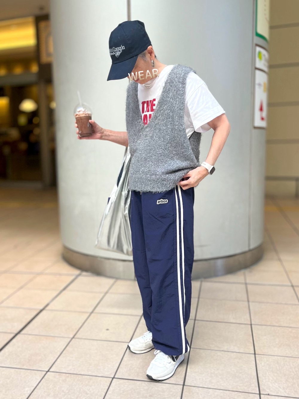 「秋服準備はじめました、ロゴT、キャップ、ベスト、ラインパンツ、シルバーネックレス、ネックレス、エコバッグ、スニーカー、オトナカジュアル、メンズライク、アウトドアスタイル、NIKE」｜「CIAOPANIC TYPYの【リバイバル/WEB限定】ミックスフェザーヤーンクロップド丈ベスト（ベスト、グレー系）」を使った、ゆりさん（レディース・154cm）の秋コーディネートの1枚目の写真