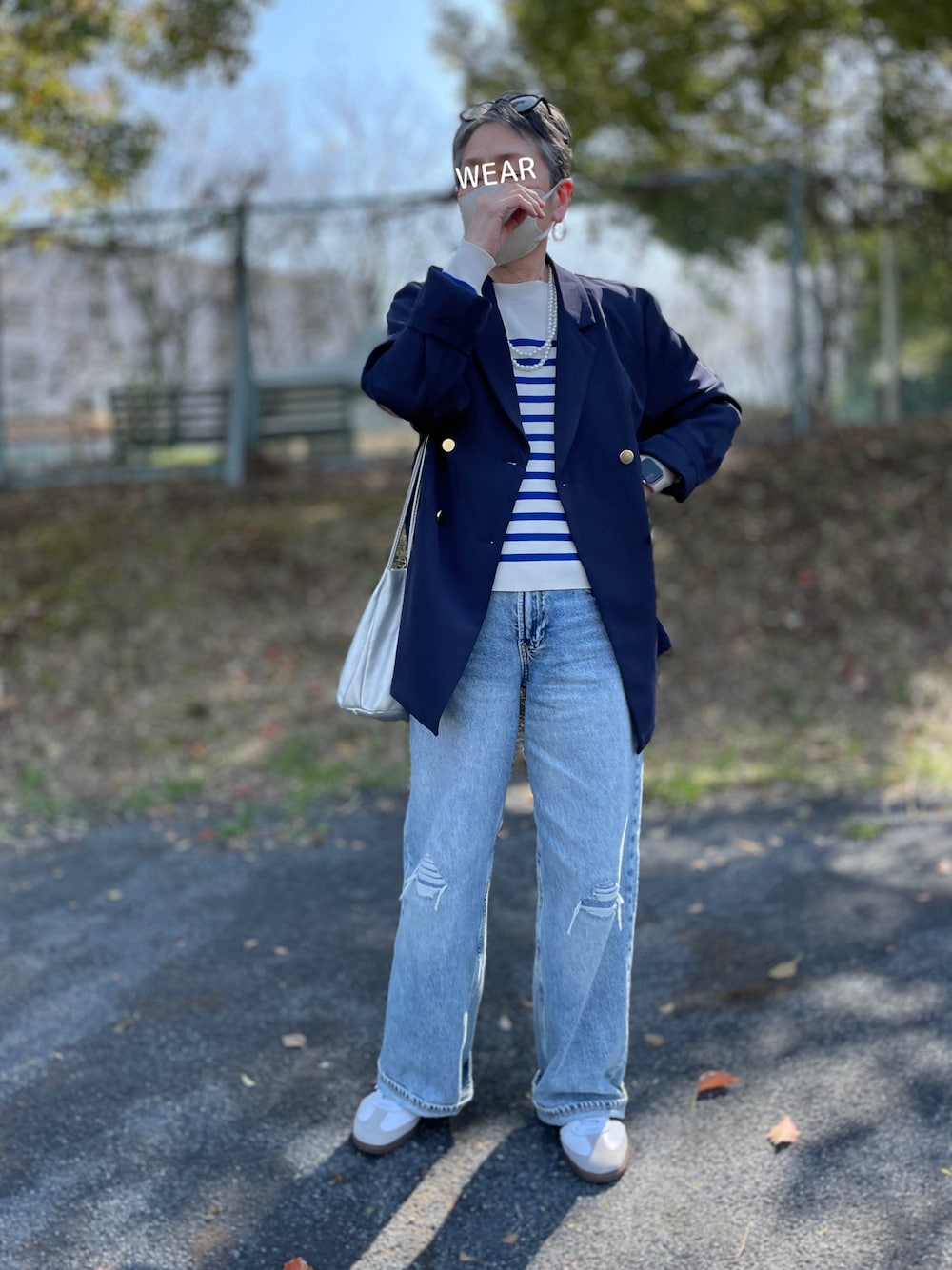 「ジャケットスタイル、春のNewスタイル、紺ブレ、ブレザー、ボーダートップス、ショルダーバッグ、ダメージデニムパンツ、デニム、adidas samba、スニーカー、めがね、カチューシャ」｜「Chaco closetのダブルクロス金ボタンダブルブレザージャケット（テーラードジャケット、ブルー系）」を使った、ゆりさん（レディース・154cm）の春コーディネートの1枚目の写真