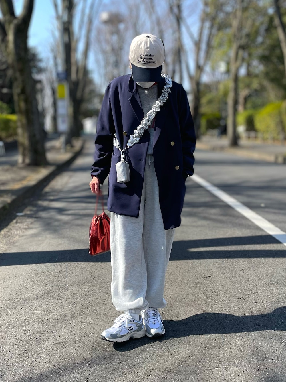 「ブレザー、紺ブレ、ロゴニット、キャップ、スウェットパンツ、スマホショルダー、キーケース、3coins、スニーカー、ニューバランス725」｜「LEPSIMのフェイクレザーメタリックスマホストラップ　161573（スマホグッズ、シルバー系）」を使った、ゆりさん（レディース・154cm）の冬コーディネートの1枚目の写真
