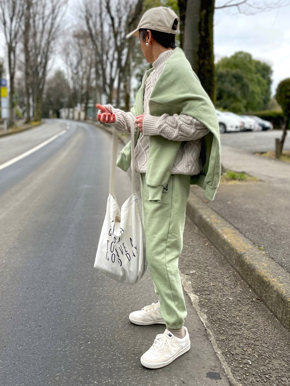 「大人カジュアル、スウェットセットアップ、グリーン、キャップ、ショルダーバッグ、スウェットパンツ、ケーブルニット、肩がけ、パステルカラー、あったかコーデ、セットアップ、スウェット」｜「GAPのロゴベースボールキャップ（キャップ、ホワイト系）」を使った、ゆりさん（レディース・154cm）の冬コーディネートの1枚目の写真