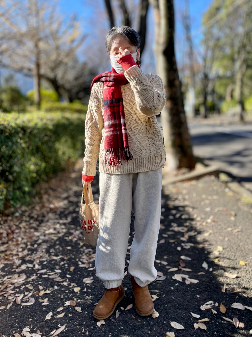 「マフラー、ケーブルニット、スウェットパンツ、ハイネック、クリスマスに着たい服、スウェードブーツ、ヒートテック」｜「LAKOLEの3ゲージパッチケーブルプルオーバー / 988975（ニット/セーター、ベージュ系）」を使った、ゆりさん（レディース・154cm）の冬コーディネートの1枚目の写真
