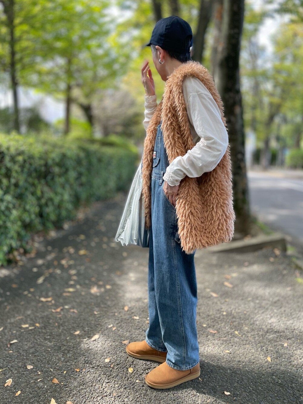 「ベスト、ファーベスト、オーバーオール、オーバーオールLOVEの会、キャップ、シアーシャツ、袖口フリル、エコバッグ、ムートンブーツ、秋コーデ」｜「classicalelfのパッと目を惹くコーデの主役。ボリュームプードルフェイクファーベスト（ベスト、イエロー系）」を使った、ゆりさん（レディース・154cm）の秋コーディネートの1枚目の写真