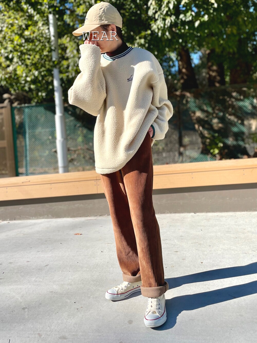 「キャップ、converse、コーデュロイパンツ、休日スタイル、ブラウン、バックロゴ、オトナカジュアル、ボアスウェット、ハイカツトスニーカー」｜「CONVERSEのアイテム（スウェット、ベージュ系）」を使った、ゆりさん（レディース・154cm）の秋コーディネートの1枚目の写真