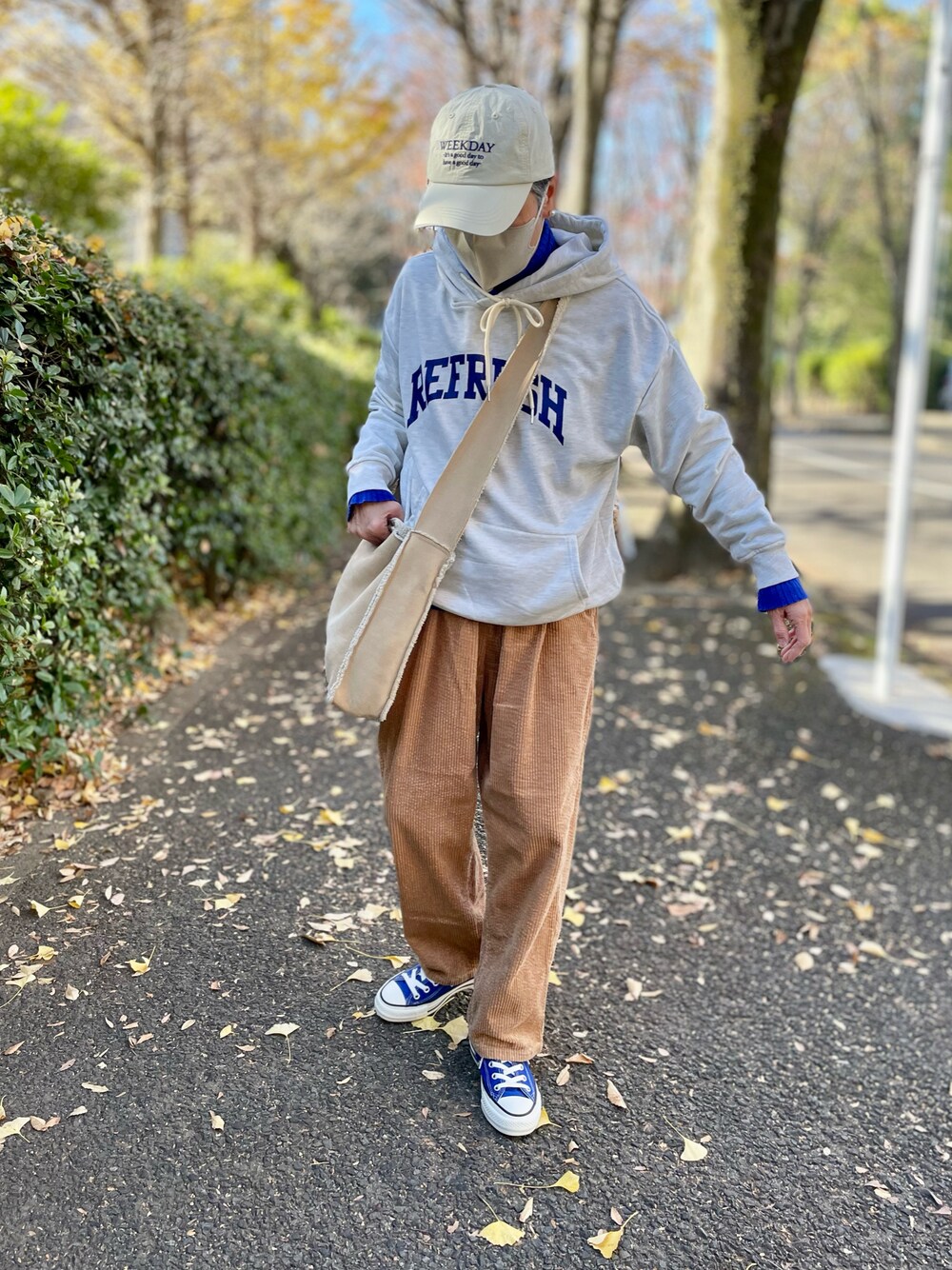 「ブラウン、ファッションを楽しもう、コーデュロイ、キャップ女子、キャップ、パーカー、ロゴパーカー、リブニット、ブルー、コーデュロイパンツ、ショルダーバッグ、スニーカー、オトナカジュアル、コンバース」｜「Ocean&GroundのJr.コールテンテーパードタックパンツ（150～160cm）（その他パンツ、ブラウン系）」を使った、ゆりさん（レディース・154cm）の冬コーディネートの1枚目の写真