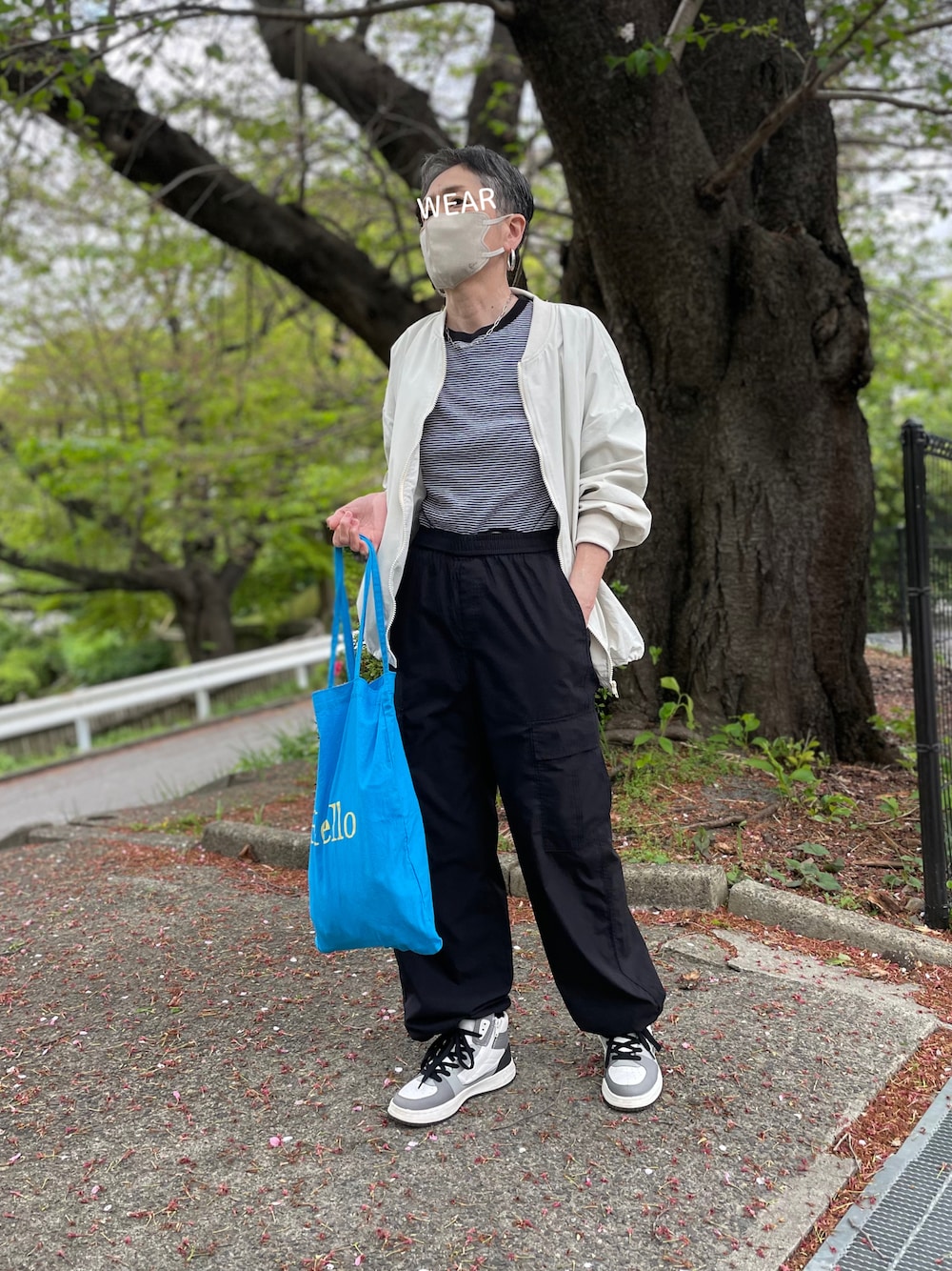 「モノトーン、休日スタイル、オトナカジュアル、メンズライク、ジップブルゾン、リンガーTシャツ、リンガーT、カーゴパンツ、ロゴトート、布バッグ、ハイカットスニーカー、ZARA KIDS」｜「HealthknitのHealthknit / ヘルスニット 別注 ワッフルボーダーリンガーTシャツ（Tシャツ/カットソー、ブラック系）」を使った、ゆりさん（レディース・154cm）の春コーディネートの1枚目の写真