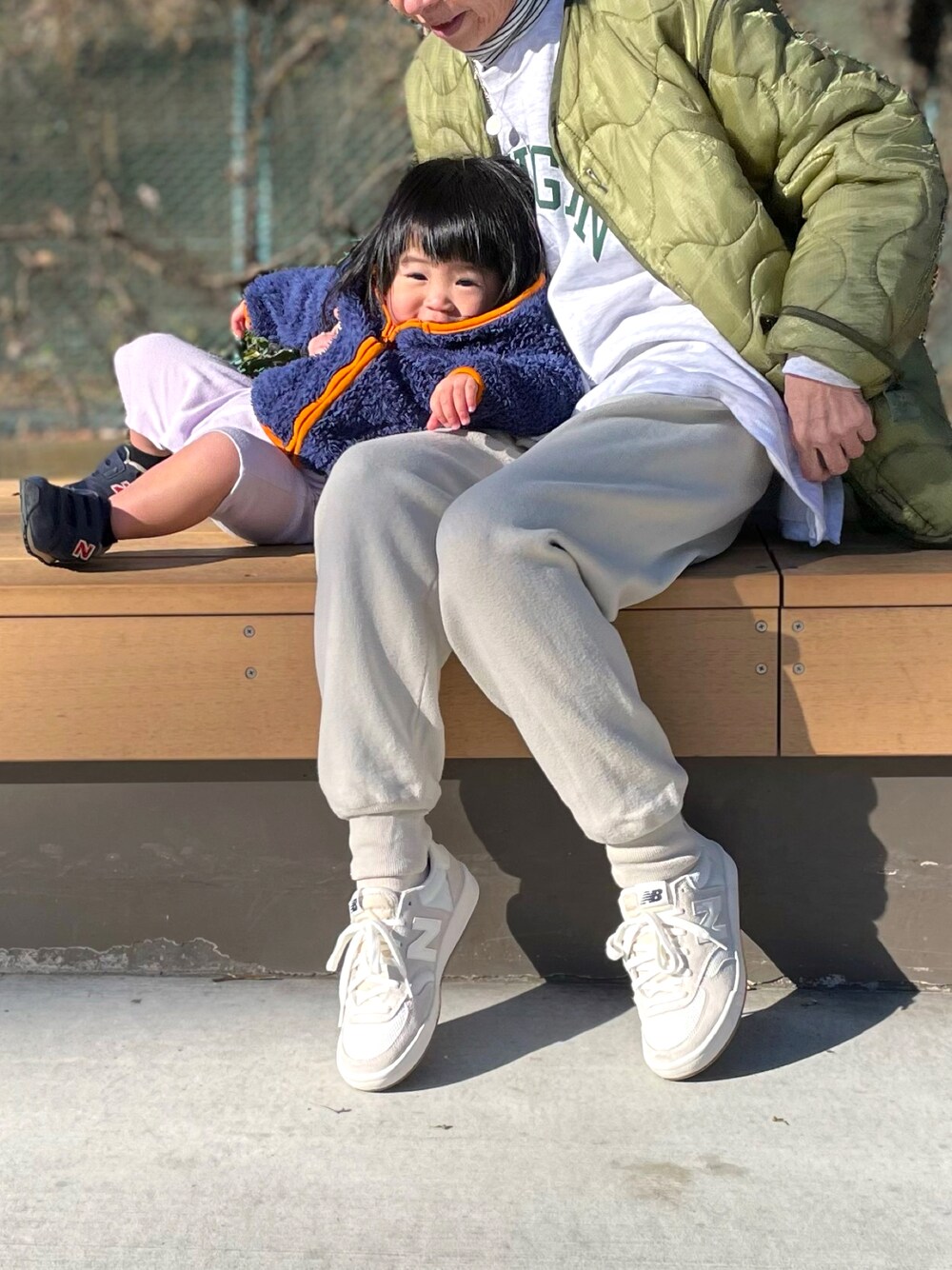「リンクコーデ、ロゴスウェット、キルティングジャケット、ミリタリージャケット、スウェットパンツ、スニーカー、スニーカーコーデ、ニューバランス、ボアパーカー」｜「FREAK'S STOREの▽【WEB限定】ニットジョガーパンツ（その他パンツ、ベージュ系）」を使った、ゆりさん（レディース・154cm）の冬コーディネートの1枚目の写真