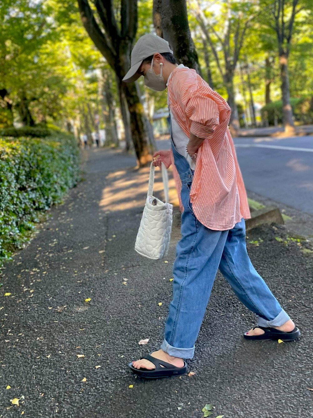 「アウトドアスタイル、お出かけコーデ、オーバーオール、オールインワン、ストライプシャツ、シアーシャツ、ロゴT、ノースリーブ、キャップ、ミニバッグ、ミニトート、キルティングバッグ、オーバーオールLOVEの会、ビーチサンダル、着回しコーデ」｜「GAPのデニムオーバーオール（サロペット/オーバーオール、ブルー系）」を使った、ゆりさん（レディース・154cm）の夏コーディネートの1枚目の写真