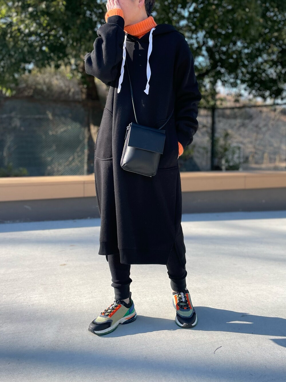 「タートルネック、カラーニット、パーカーワンピース、ショルダーバッグ、ミニショルダー、サーマルレギンス、リブニット、ZARA KIDS、スニーカー、あったかコーデ、オトナカジュアル、冬コーデ」｜「JUNOAHのフード付き裏起毛スウェットワンピース（ワンピース、ブラック系）」を使った、ゆりさん（レディース・154cm）の冬コーディネートの1枚目の写真