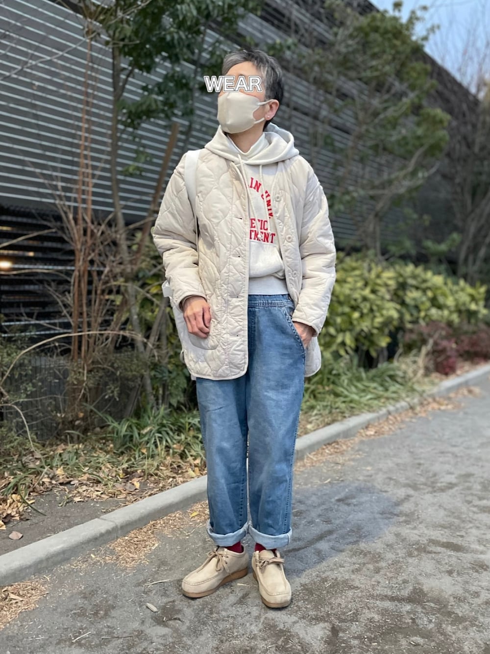 「デニム、重ね着ベストシーズン、秋服コーデ、パーカー、ロゴパーカー、プリントパーカー、キルティングジャケット、オーバーオール、スウェードシューズ、ワラビー、レイヤードスタイル、レイヤード」｜「FREAK'S STOREのプルオーバーパーカー（パーカー、ホワイト系）」を使った、ゆりさん（レディース・154cm）の秋コーディネートの1枚目の写真