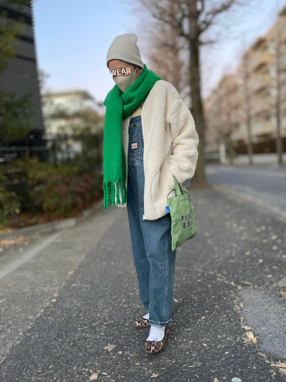 「冬コーデ、大人カジュアル、オーバーオール、オールインワン、オーバーオールLOVEの会、ニット帽、マフラー、マフラーぐるぐる、ロゴトート、ミニバッグ、レオパード、バレエシューズ、ボアジャケット、冬を彩る色いろコーデ」｜「coenの【WEB限定】BLEU DE VERDUN（ブルーデバードン）別注ボアジャケット（ノーカラージャケット、ホワイト系）」を使った、ゆりさん（レディース・154cm）の冬コーディネートの1枚目の写真