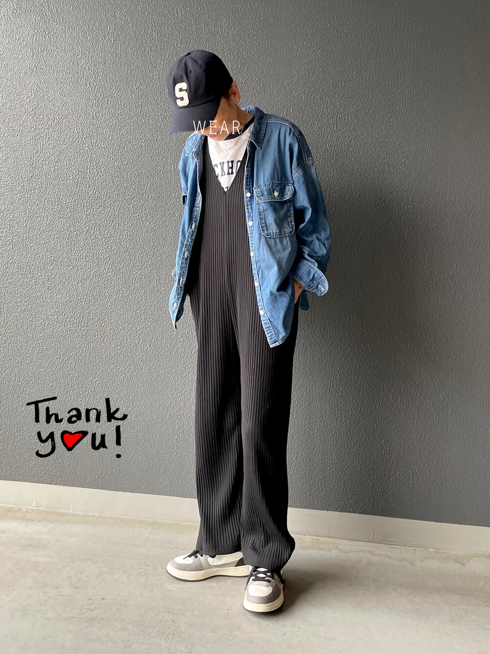 「シャツスタイル、オトナカジュアル、秋服準備はじめました、サロペット、ロゴT、デニムシャツ、キャップ、UNIQLOキッズ、ハイカットスニーカー、リンガーTシャツ、リンガーT、バイカラー、ZARA、メンズライク」｜「UNIQLOの160着用（サロペット/オーバーオール、ブラック系）」を使った、ゆりさん（レディース・154cm）の秋コーディネートの1枚目の写真