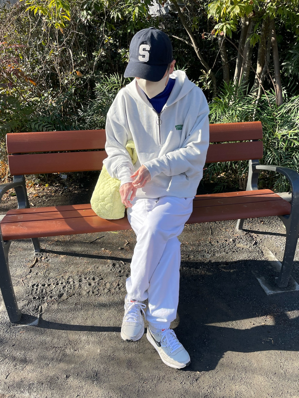「パーカー、ほめられ本命コーデ、スウェットコーデ、バックプリント、スウェットパンツ、休日スタイル、愛車、NIKE、スニーカー、チョコ色に染まれ」｜「niko and...の【WALNUT(ウォルナット)】コラボショートパーカー（Tシャツ/カットソー、グレー系）」を使った、ゆりさん（レディース・154cm）の冬コーディネートの1枚目の写真
