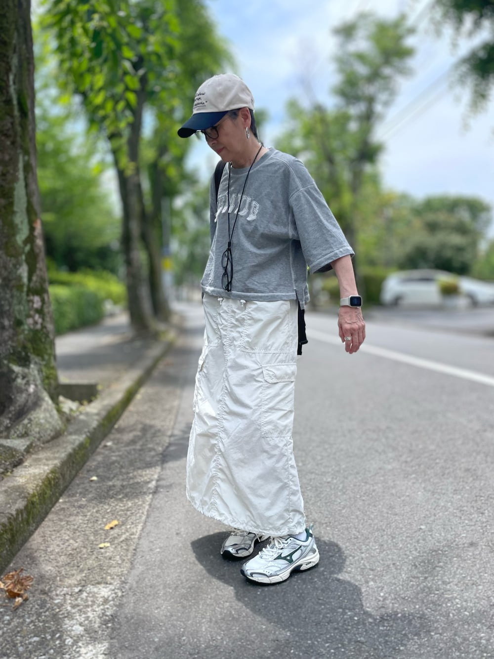 「ライブコーデ、キャップ、メガネ、スウェットTシャツ、カーゴスカート、メガネホルダー、リュック、スニーカー、ミズノスニーカー、MIZUNO」｜「studio CLIPのフリンジ刺繍ワイドプルオーバー（Tシャツ/カットソー、グレー系）」を使った、ゆりさん（レディース・154cm）の夏コーディネートの1枚目の写真