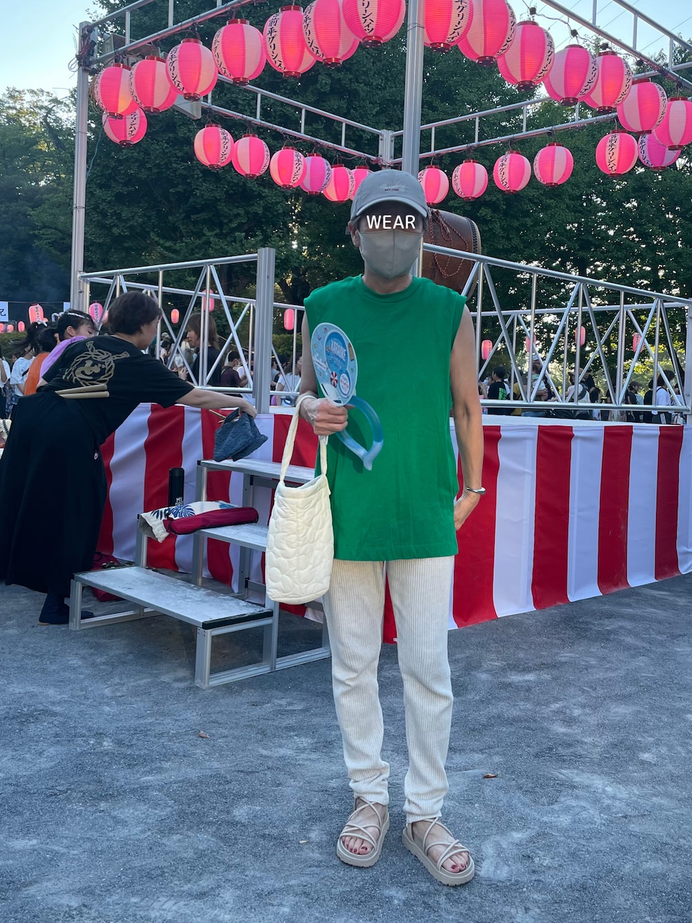 「フェススタイル、お祭り、Tシャツ、リブパンツ、キャップ、厚底サンダル、ミニバッグ、キルティングバッグ、お祭りコーデ、うちわ、花火」｜「copineのコットンバックロングデザインノースリーブ(グリーン)（Tシャツ/カットソー、グリーン系）」を使った、ゆりさん（レディース・154cm）の夏コーディネートの1枚目の写真