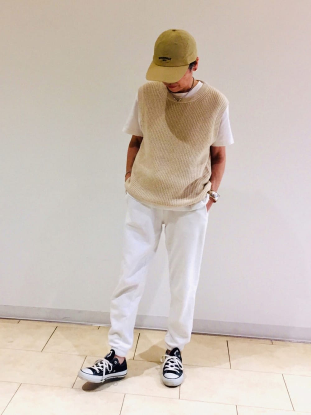 「スウェットパンツ、キャップ、ベスト、白Tシャツ、ラブアンドピース2021、HANES」｜「GAPのクルーネックベスト（ベスト、ホワイト系）」を使った、ゆりさん（レディース・154cm）の秋コーディネートの1枚目の写真
