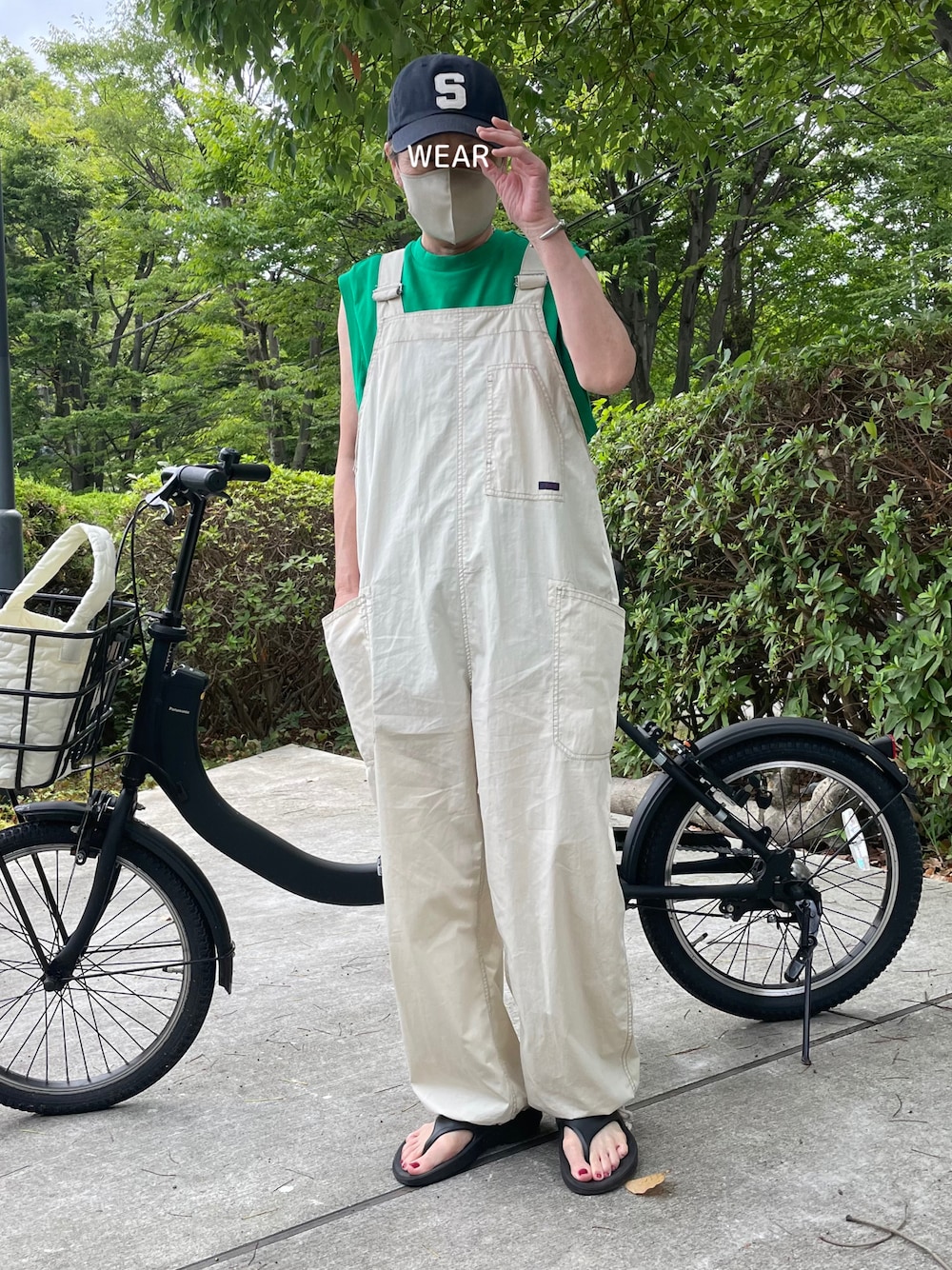 「サロペット、みんなの白Tフェス、休日スタイル、オーバーオール、ナイロンサロペット、キャップ、Tシャツ、グリーン、copine、自転車」｜「CUBE SUGARの綿ナイロンサロペット（サロペット/オーバーオール、ベージュ系）」を使った、ゆりさん（レディース・154cm）の夏コーディネートの1枚目の写真
