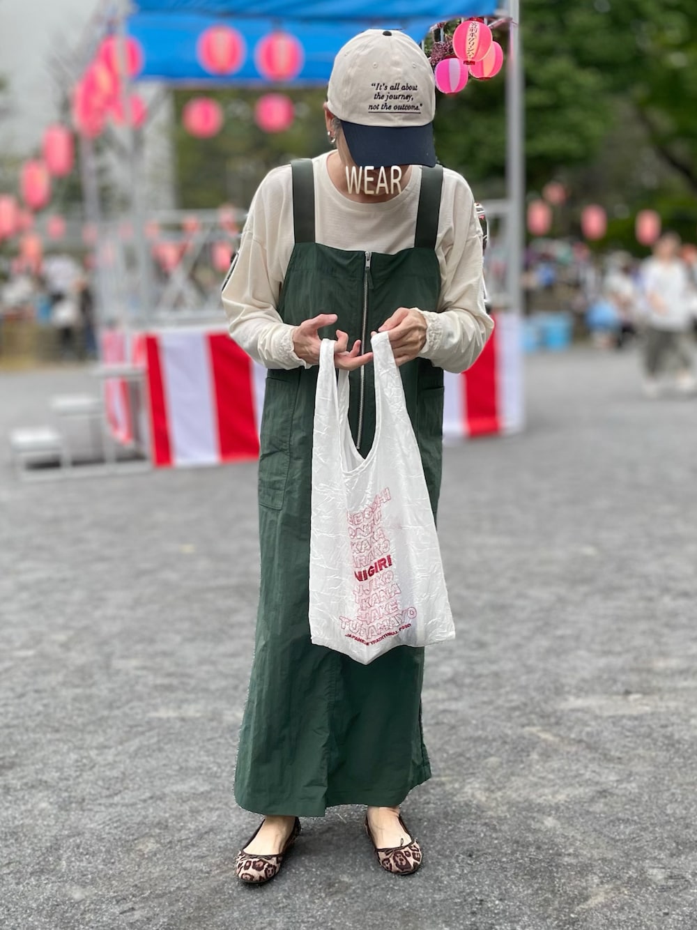 「秋っぽコーデ更新中、シアートップス、シアーTシャツ、ジャンスカ、ジャンパースカート、キャップ、エコバッグ、バレエシューズ、レオパード柄、レオパード、お祭り」｜「studio CLIPのアソートライトロンT[プラスサイズあり]（Tシャツ/カットソー、ホワイト系）」を使った、ゆりさん（レディース・154cm）の秋コーディネートの1枚目の写真
