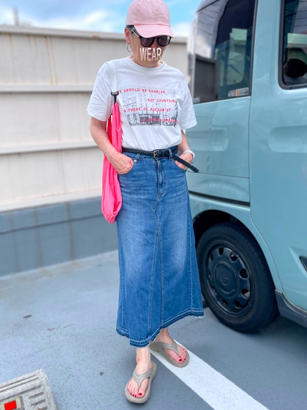 「夏コーデ、夏だ！Tシャツ着よう！、プリントT、ロゴT、キャップ、サングラス、デニムスカート、ダメージデニム、エコバック、シンプルコーデ、プチプラ、サンダル、さらっと晴れやかスナップ」｜「LAKOLEのタウンフォトTEE / 127795（Tシャツ/カットソー、ホワイト系）」を使った、ゆりさん（レディース・154cm）の夏コーディネートの1枚目の写真