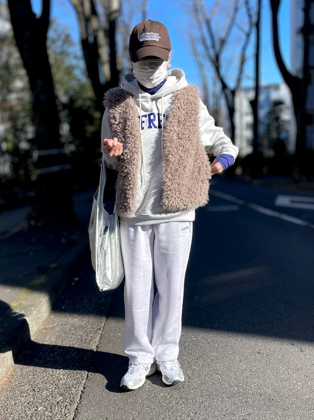 「冬コーデ、プードルファーベスト、ベスト、パーカー、スウェットパンツ、エコバッグ、ニューバランス725、スニーカー」｜「EPICKSのカレッジロゴオーバーサイズパーカー（パーカー、ホワイト系）」を使った、ゆりさん（レディース・154cm）の冬コーディネートの1枚目の写真
