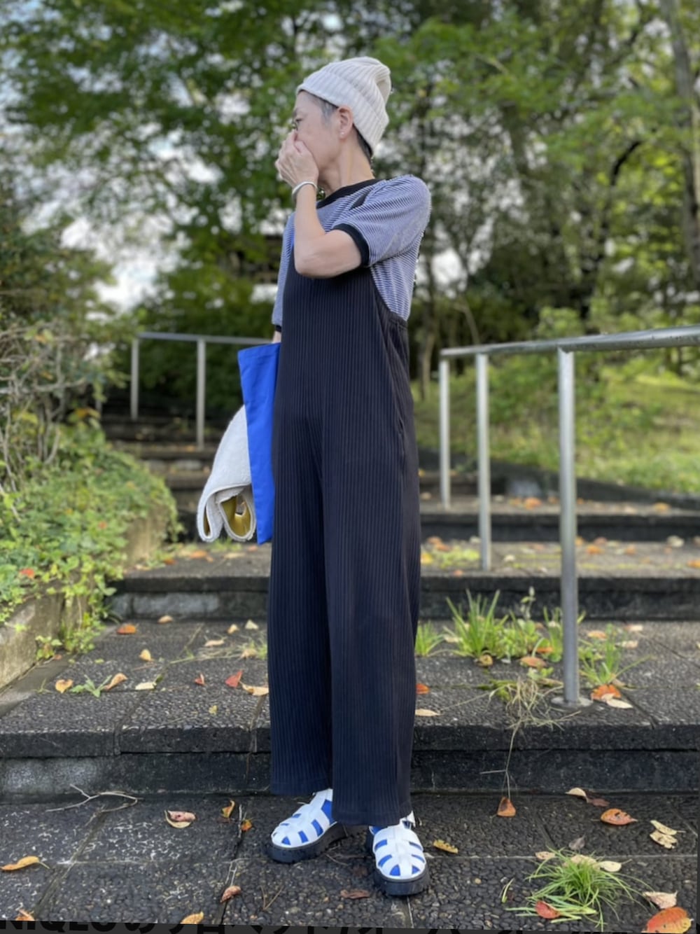「やっぱり帽子が好き、サロペット、ユニクロキッズ、ニット帽、ボーダーTシャツ、Tシャツ、グルカサンダル、カラーソックス、トートバッグ」｜「GUのアイテム（サンダル、ホワイト系）」を使った、ゆりさん（レディース・154cm）の春コーディネートの1枚目の写真