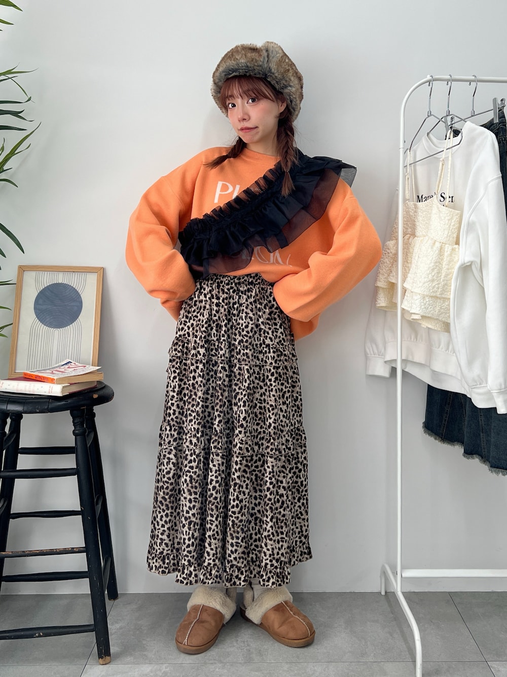 「レオパード、ロングスカート、着回しコーデ、ニット、オレンジ、ラフコーデ、フリル、キャップ、つけ襟、古着MIX、ワントーンコーデ、WEGO、フライトキャップ、ひょう柄、24ssトレンド」｜「niko and...のオリジナルフェイクムートン2WAYスリッポン（スリッポン、イエロー系）」を使った、ももち・×・さん（レディース・157cm）の冬コーディネートの1枚目の写真