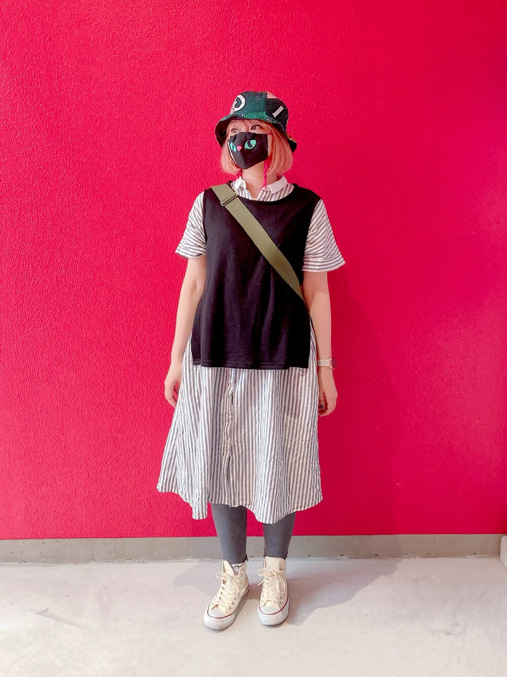 「シャツワンピ、カジュアルコーデ、シンプル、大人カジュアル、リラックススタイル、ベスト、ワンピース、ootd、ストライプシャツ、きれいめカジュアル、converse、大人かわいい」｜「Gradual Rippleのアイテム（ハット、その他）」を使った、さとこさんです。さん（レディース・165cm）の春コーディネートの1枚目の写真