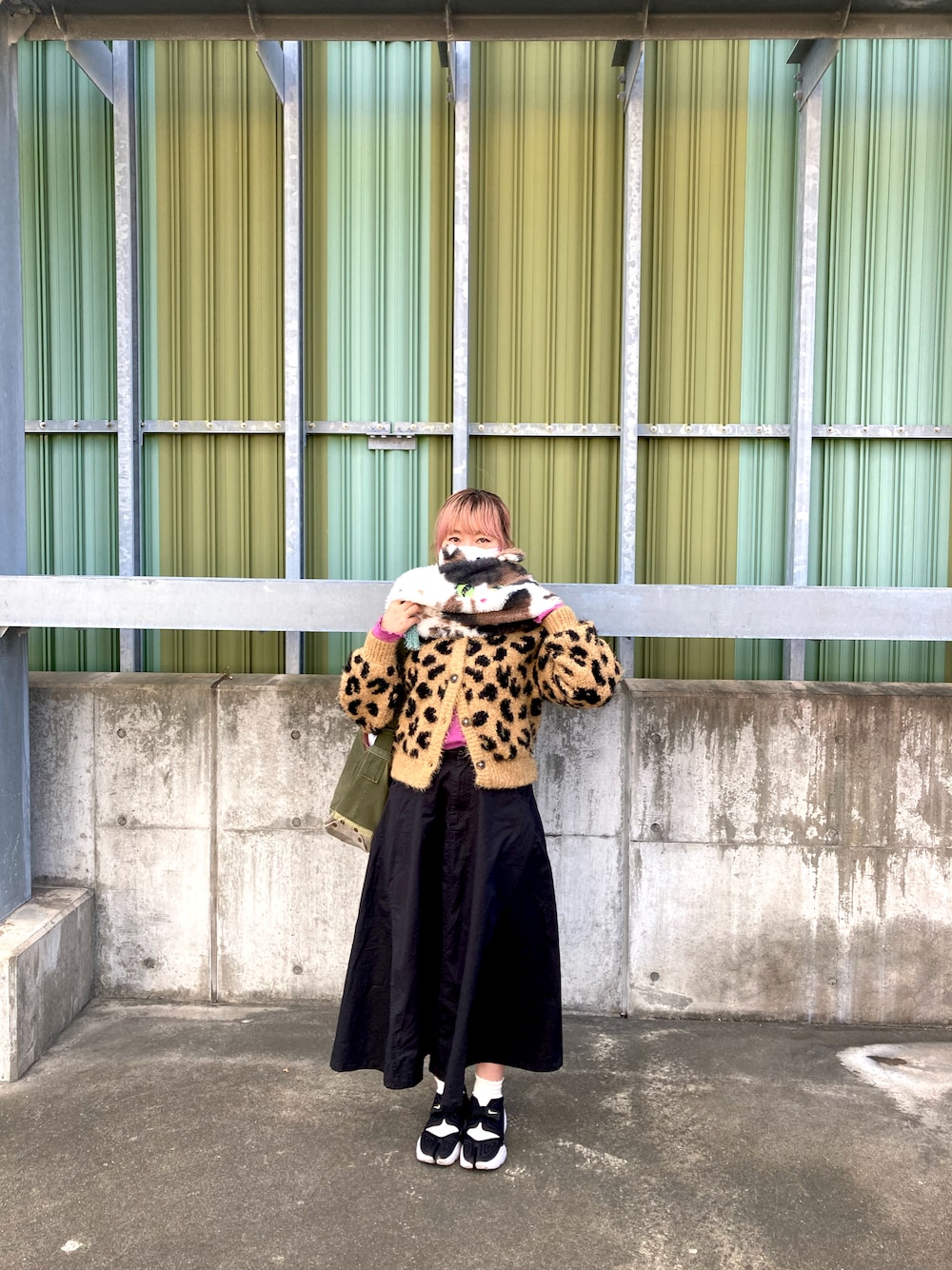 「秋冬コーデ、ロングコート、大人女子、ひょう柄、アニマル柄、あったかコーデ、スニーカーコーデ、オトナカジュアル、休日スタイル」｜「NIKEのNIKE ナイキ W NIKE AQUA RIFT ウィメンズ アクア リフト CW7164 001BLACK/WHITE-WHITE（スニーカー、ブラック系）」を使った、さとこさんです。さん（レディース・165cm）の冬コーディネートの1枚目の写真
